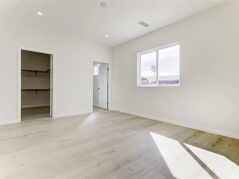 7408 Radford Ave — Photo 17