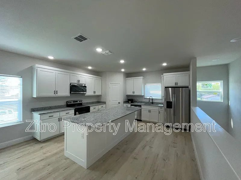 3 bed, 2.0 bath, 1600 sqft, $2,000 — Photo 4