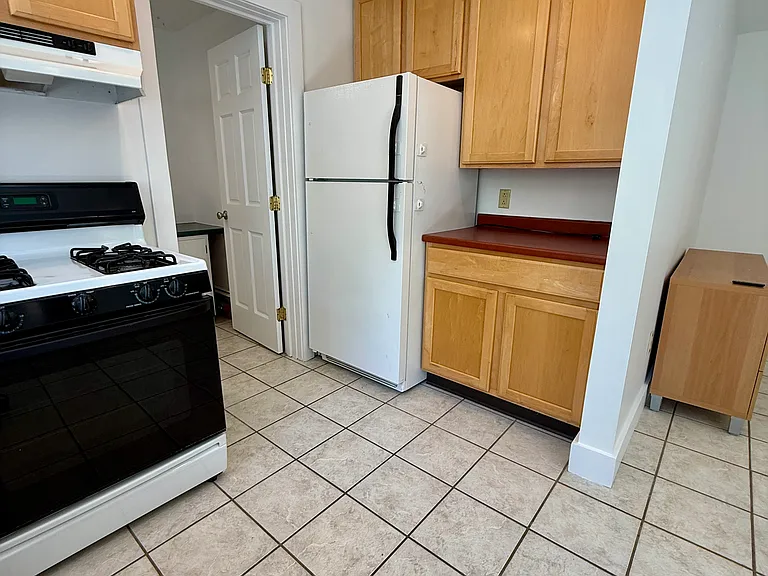 Full size stove/oven and refrigerator. Plenty of counterspace for preparing meals.