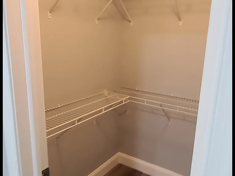 401 Hampton Ct — Photo 7