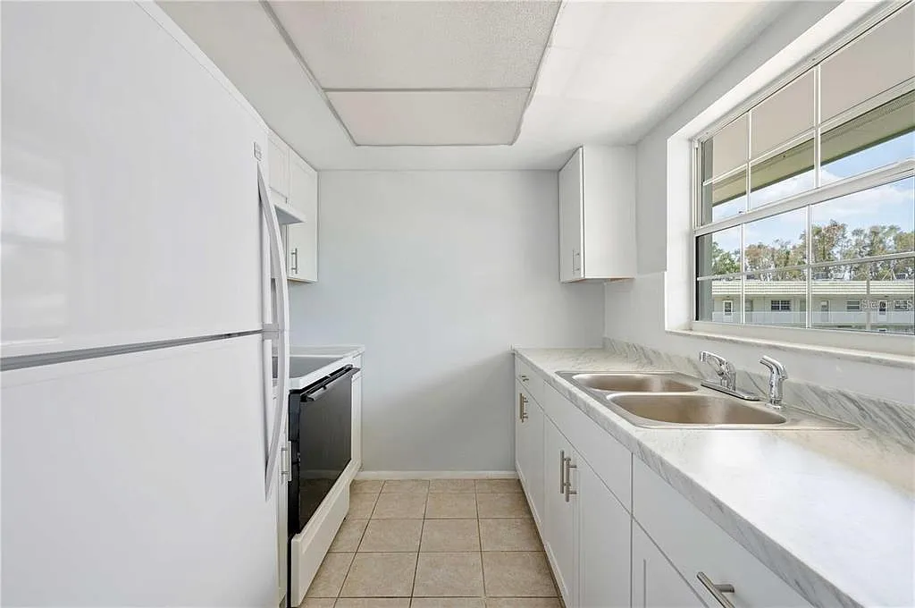 1 bed, 1.0 bath, 642 sqft, $1,300 — Photo 2
