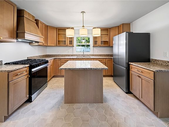 3rd image of 102 Sunnyfield Rd