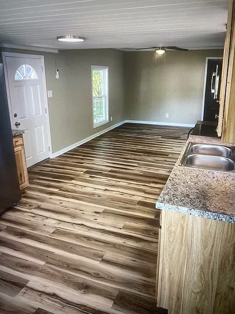 2 bed, 700 sqft, $1,300 — Photo 2