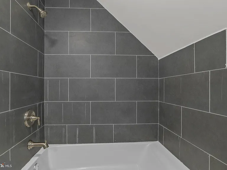 12 Holbrook Ln — Photo 25