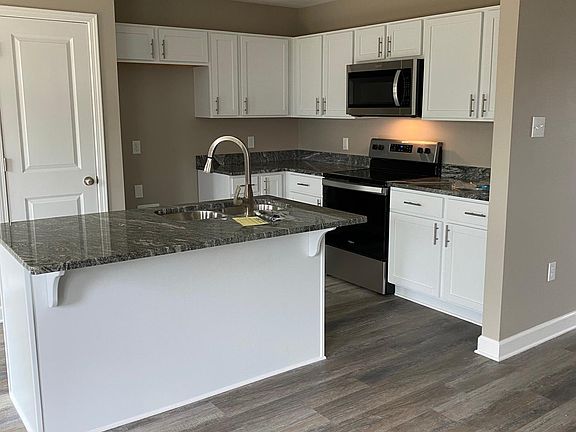 4th image of 8 N Hills Dr
