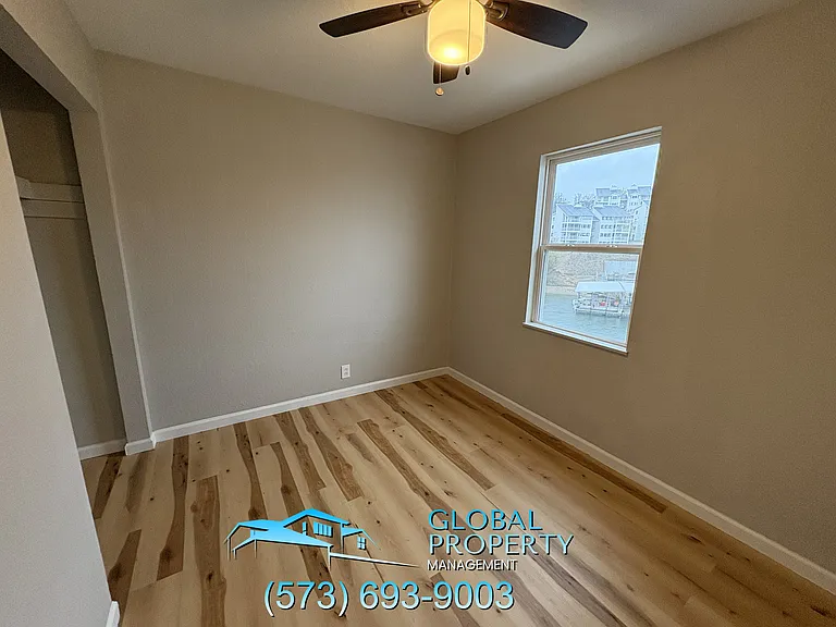 Lakefront Apartments — Photo 24