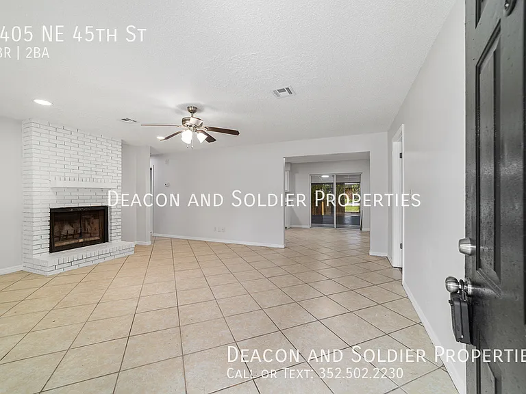 3405 NE 45th St — Photo 3