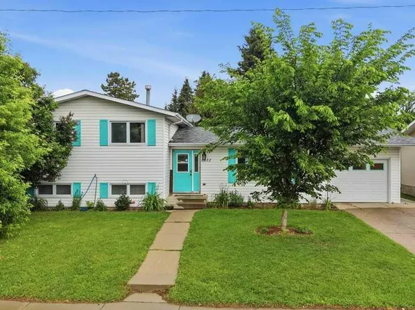 5632 E 48th Ave, Lacombe, AB T4L 1M7