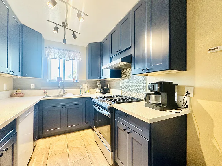 924 Georgia St — Photo 5