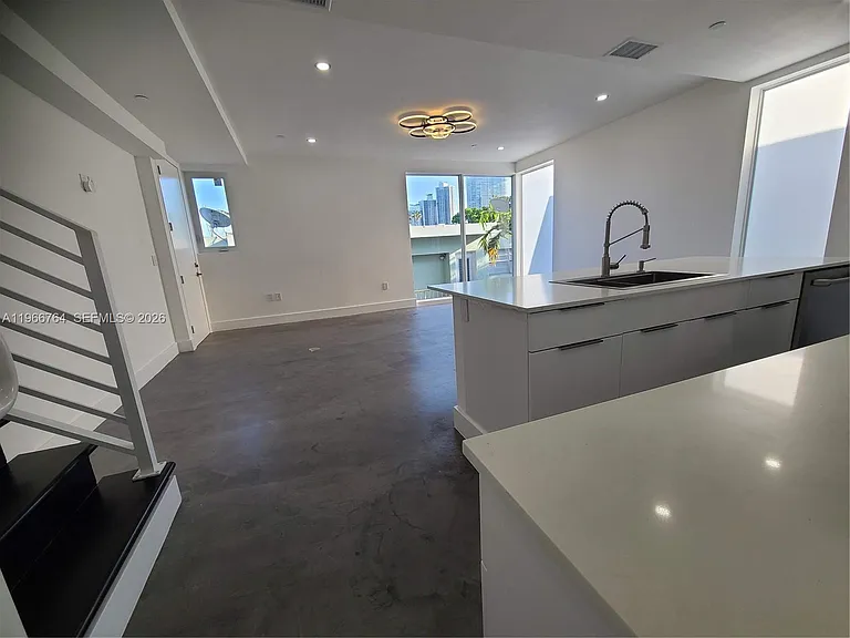 825 Michigan Ave #7 — Photo 6