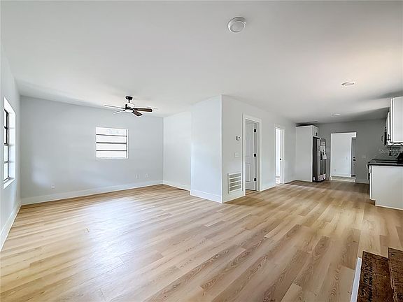 5th image of 6705 N Elizabeth St