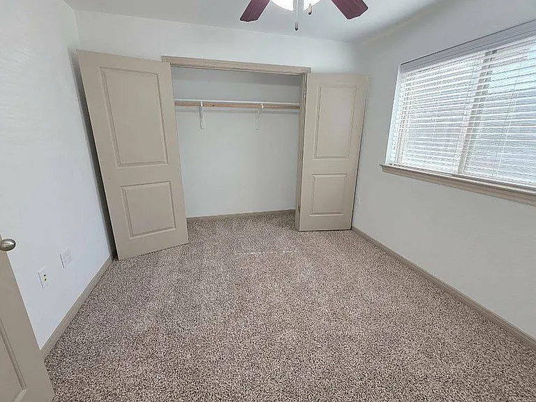Bedroom & Walk-in Closet Bedroom & Walk-in Closet