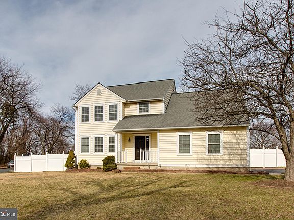 3rd image of 614 Kenora Woods Ct