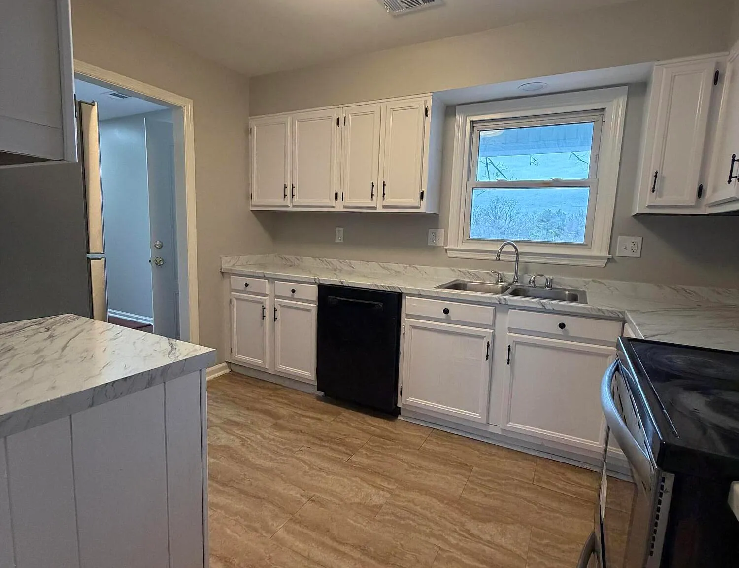 3 bed, 1.5 bath, 1432 sqft, $1,895 — Photo 4