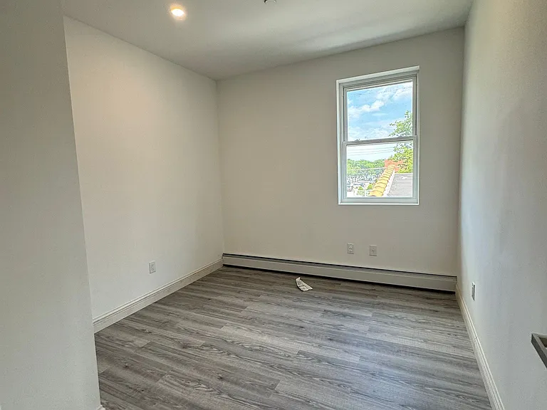 1048 E 213th St #1 — Photo 2