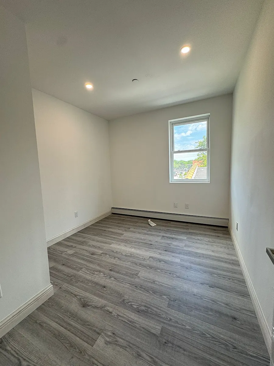 Building Photo - 1048 E 213th St #1