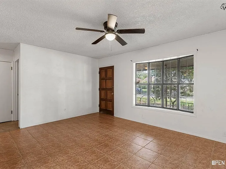 2920 Cunningham Dr — Photo 6