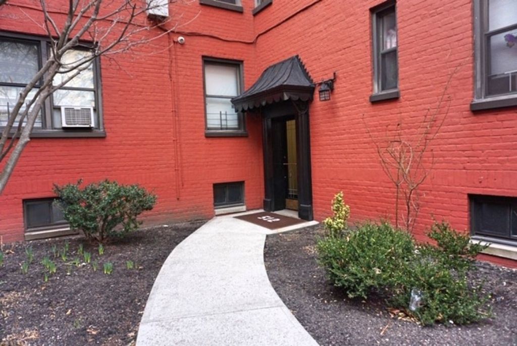 1 Bed 1 Bath Property, New York • 800 Sq Ft