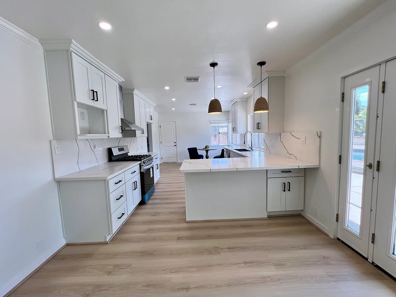 5 bed, 2.5 bath, 2085 sqft, $7,000 — Photo 3