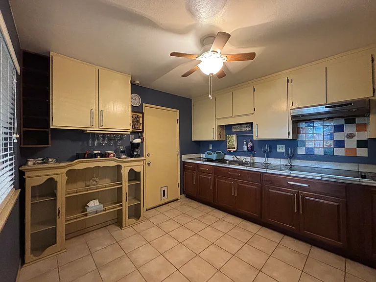 1700 Mahogany Way — Photo 8