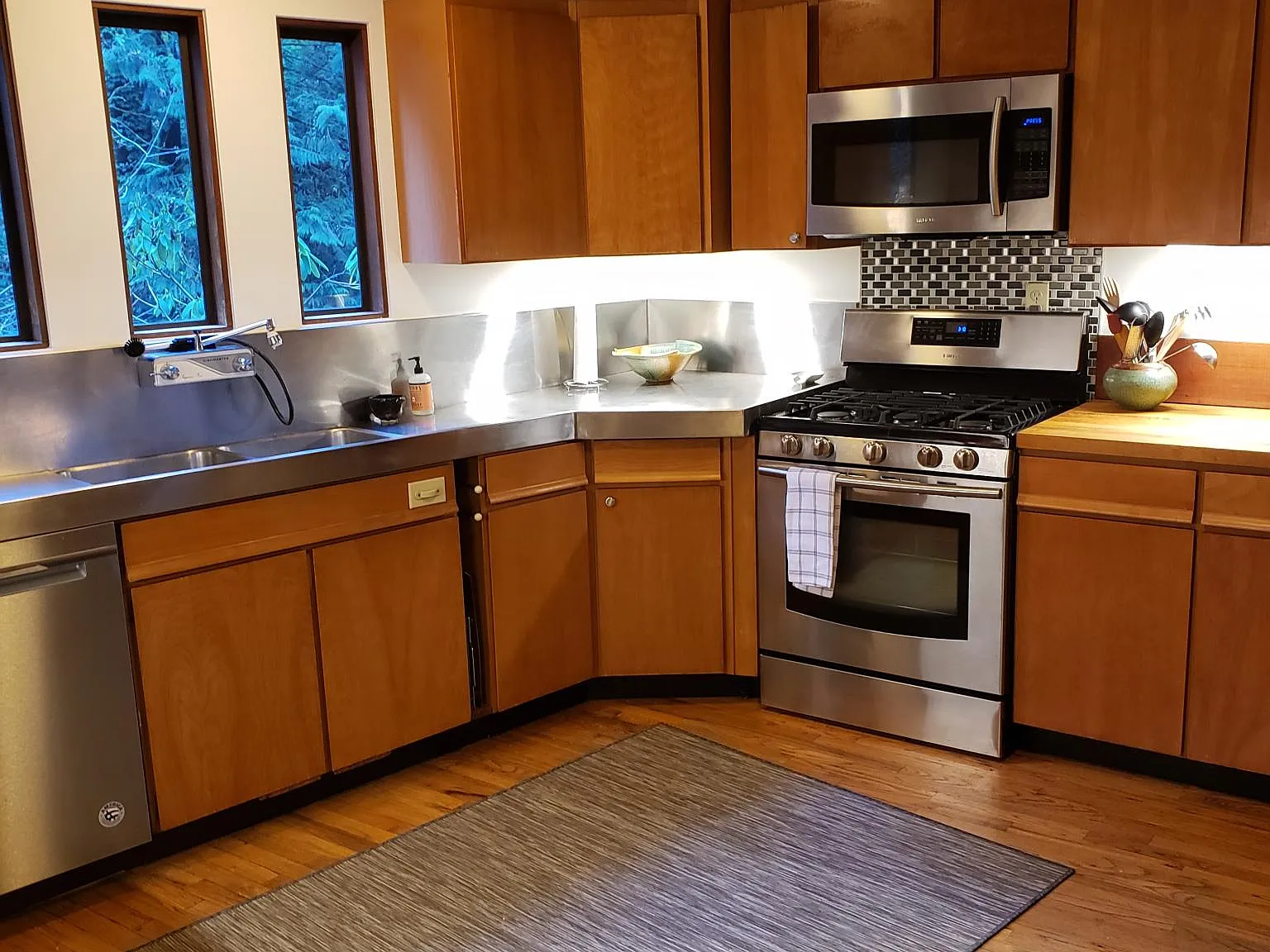 4808 E Mercer Way — Photo 3