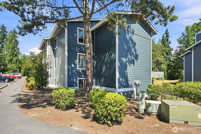 4th image of 4641 W Lake Sammamish Parkway SE #F305