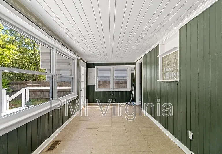 818 W 42nd St — Photo 17