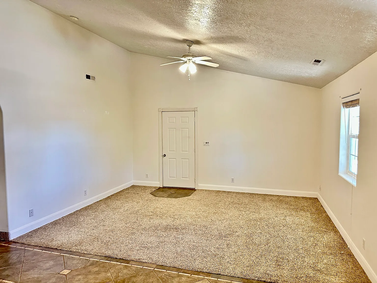 2 bed, 940 sqft, $1,800 — Photo 2