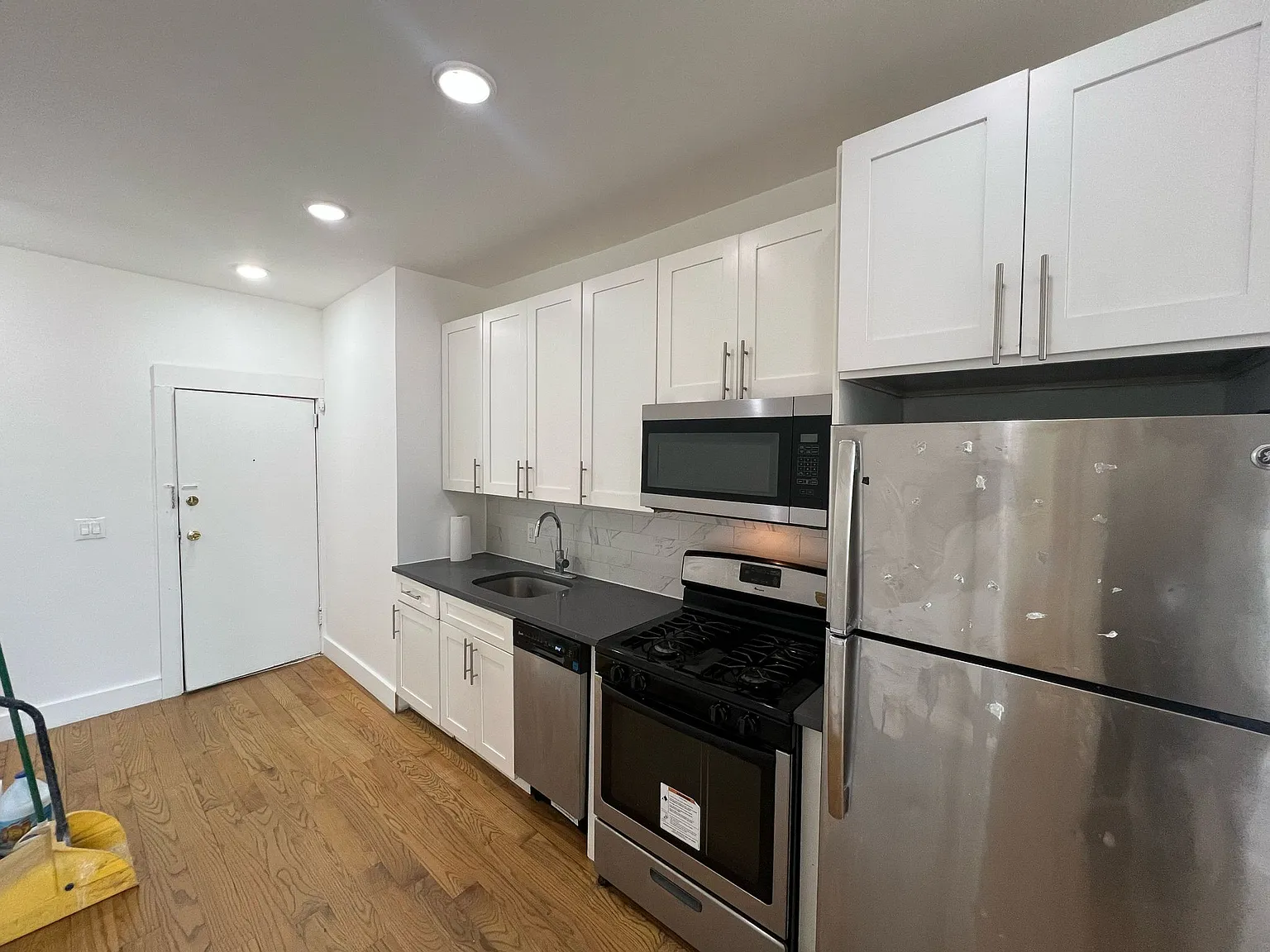 2 bed, 800 sqft, $2,100 — Photo 2