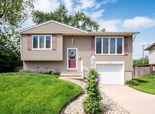 6203 N Randwick Rd, Peoria, IL 61615