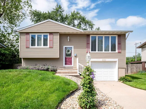6203 N Randwick Rd, Peoria, IL 61615