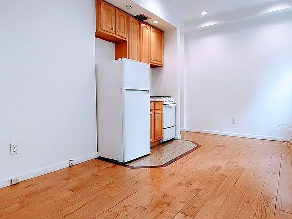 4th image of 249 E 53rd St #C1