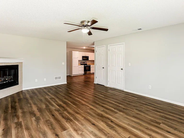 514 NW Woodbury Dr — Photo 3