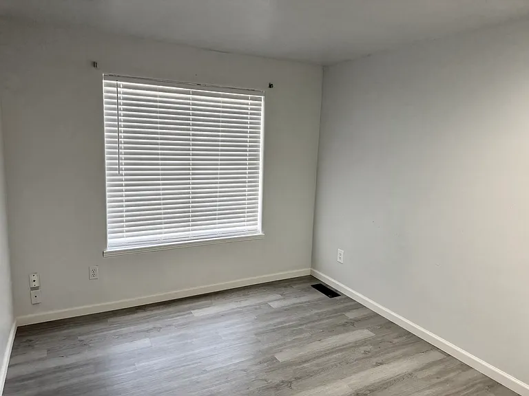 5067 Royal Ave — Photo 8