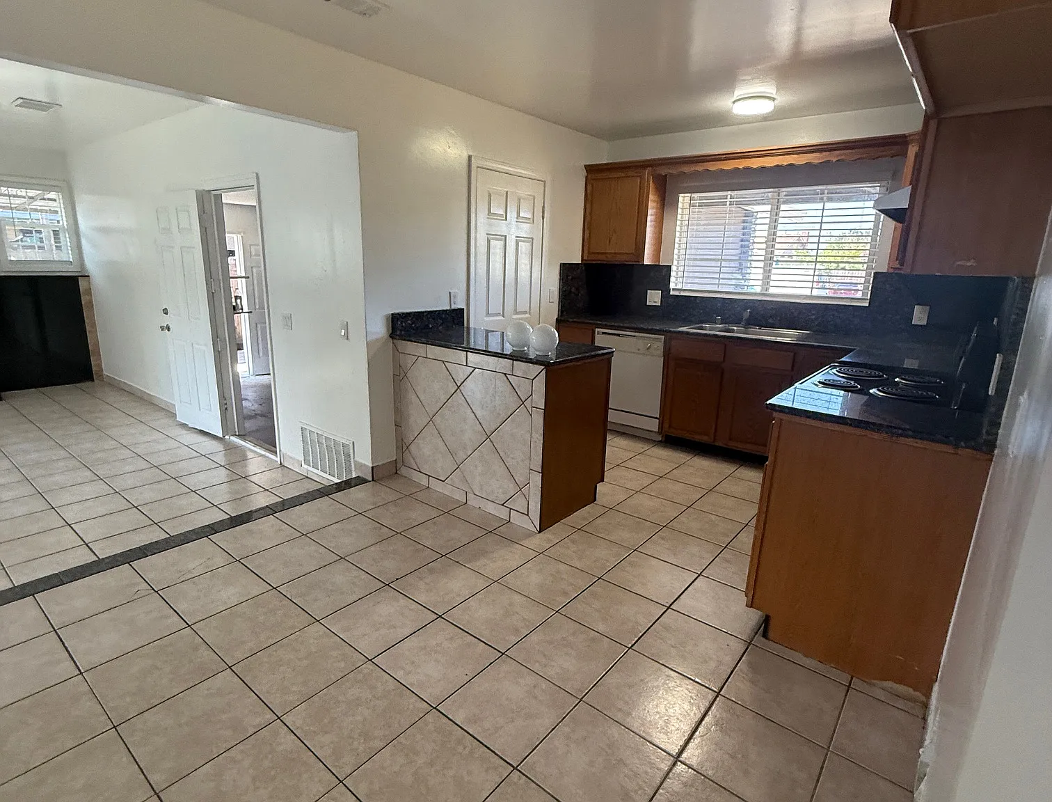 3 bed, 1283 sqft, $4,100 — Photo 3