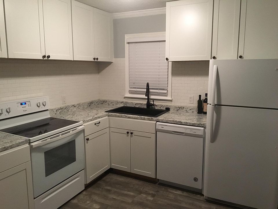 Kitchen - brand new appliances, cabinets, countertops