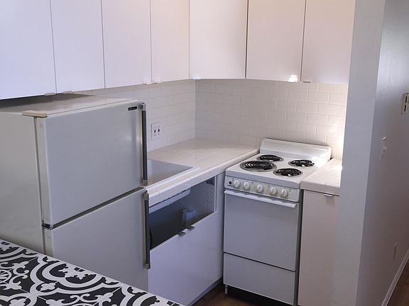 Here is a more inside angle of the kitchen. NOTE: the sink cabinet was missing the upper panel in this image.