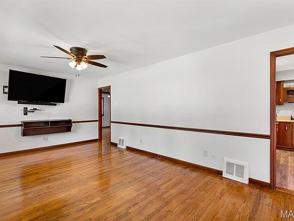 4th image of 4037 Robert Ave