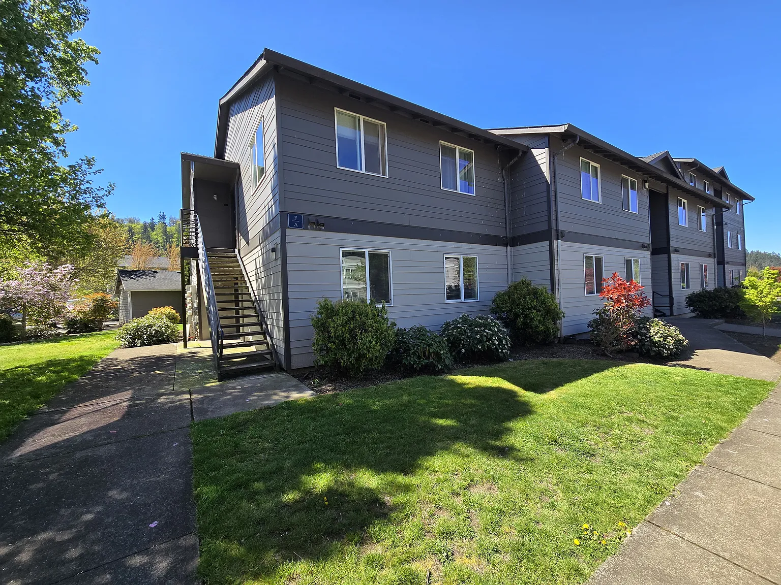 251 Pioneer Dr — Photo 1