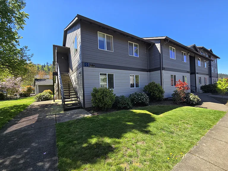 251 Pioneer Dr — Photo 1