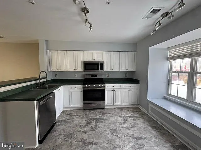 2459 Wentworth Dr — Photo 3
