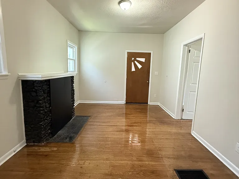 914 18th Way SW — Photo 2