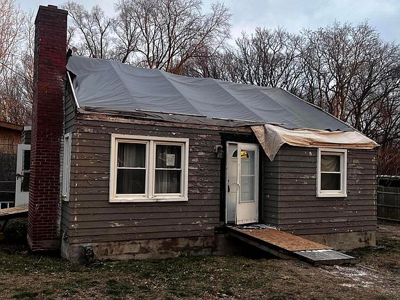 2nd image of 944 N River St