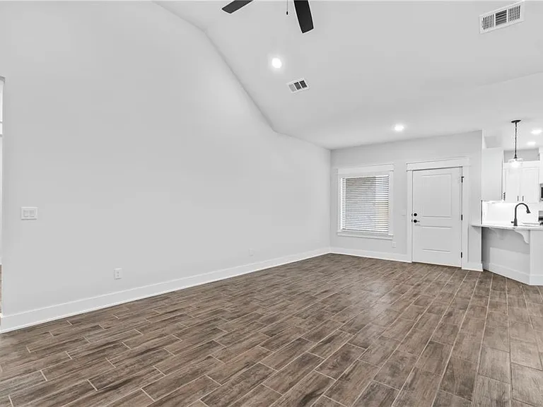 146 N Banner Ave — Photo 4