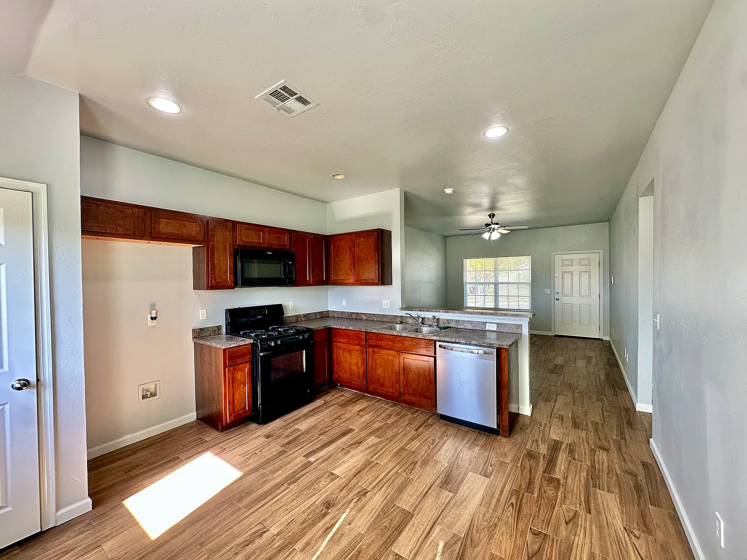 3 bed, 1143 sqft, $1,600 — Photo 3