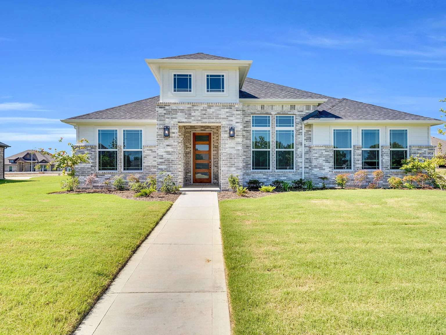3 bed, 2.5 bath, 2304 sqft, $3,200 — Photo 1