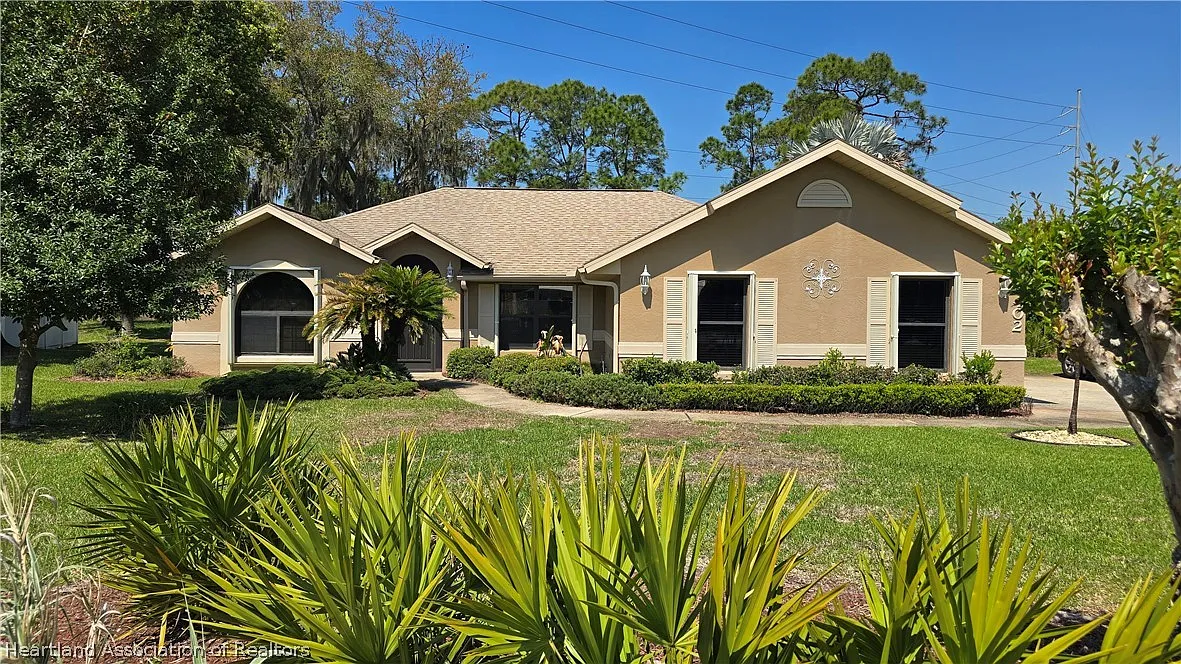 3 bed, 2.0 bath, 1688 sqft, $2,000 — Photo 1