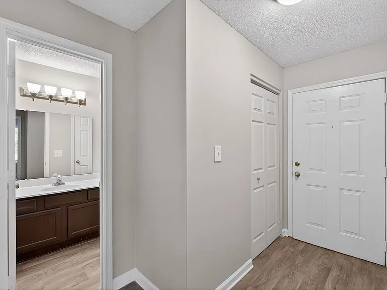 Sharon Oaks Apartments — Photo 18