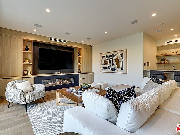 3rd image of 846 Dickson St