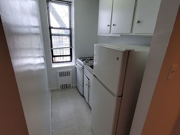 5th image of 4242 80th St APT 7Y